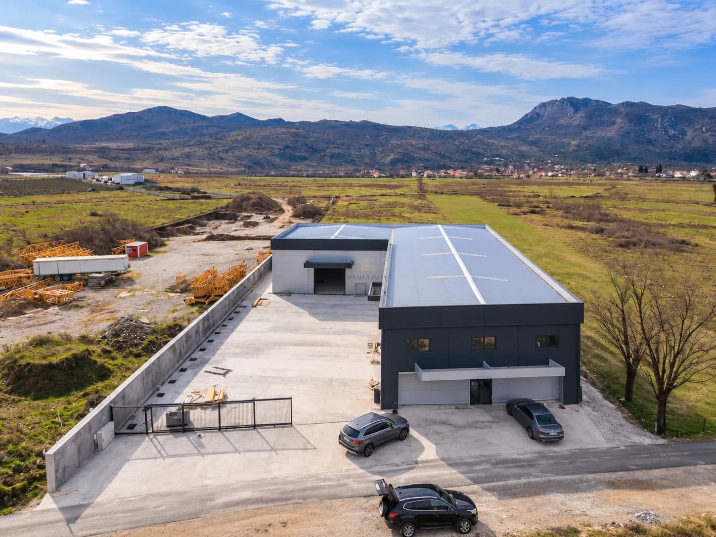 Izdavanje,poslovni prostor,1000m2,Donja Gorica,Podgorica. — photo 1 of 11