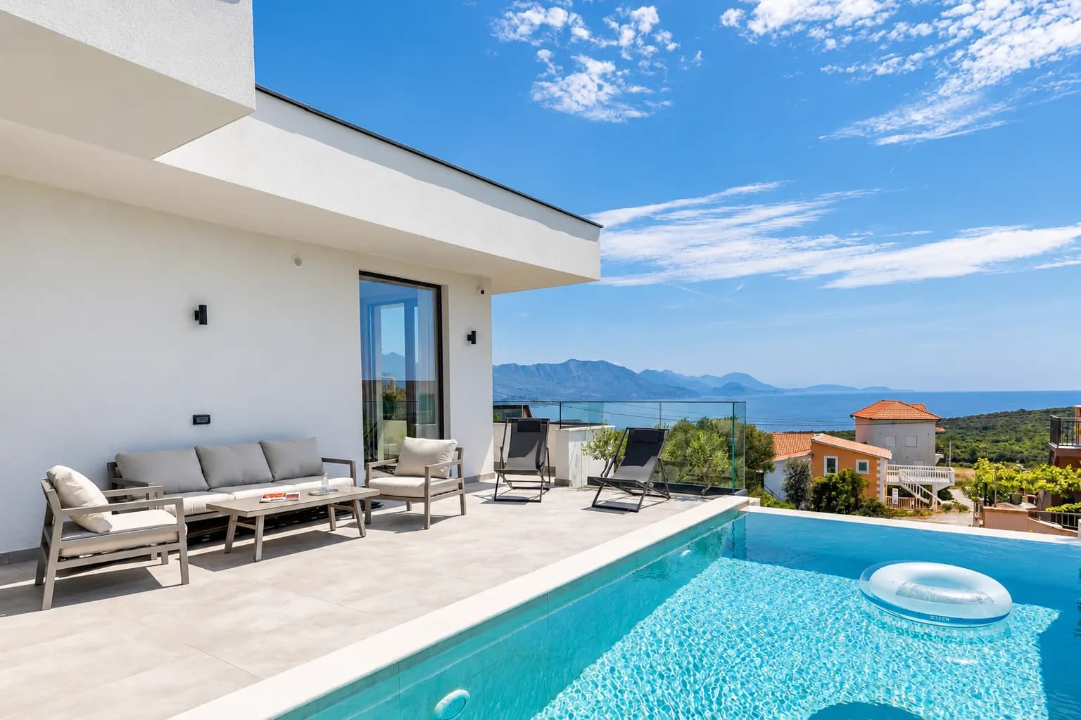 Izdavanje,luksuzna vila,200m2,Krimovica,Kotor. — photo 1 of 18